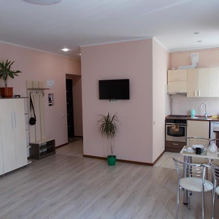Apartment Near The Forum Mall Lviv Bagian luar foto