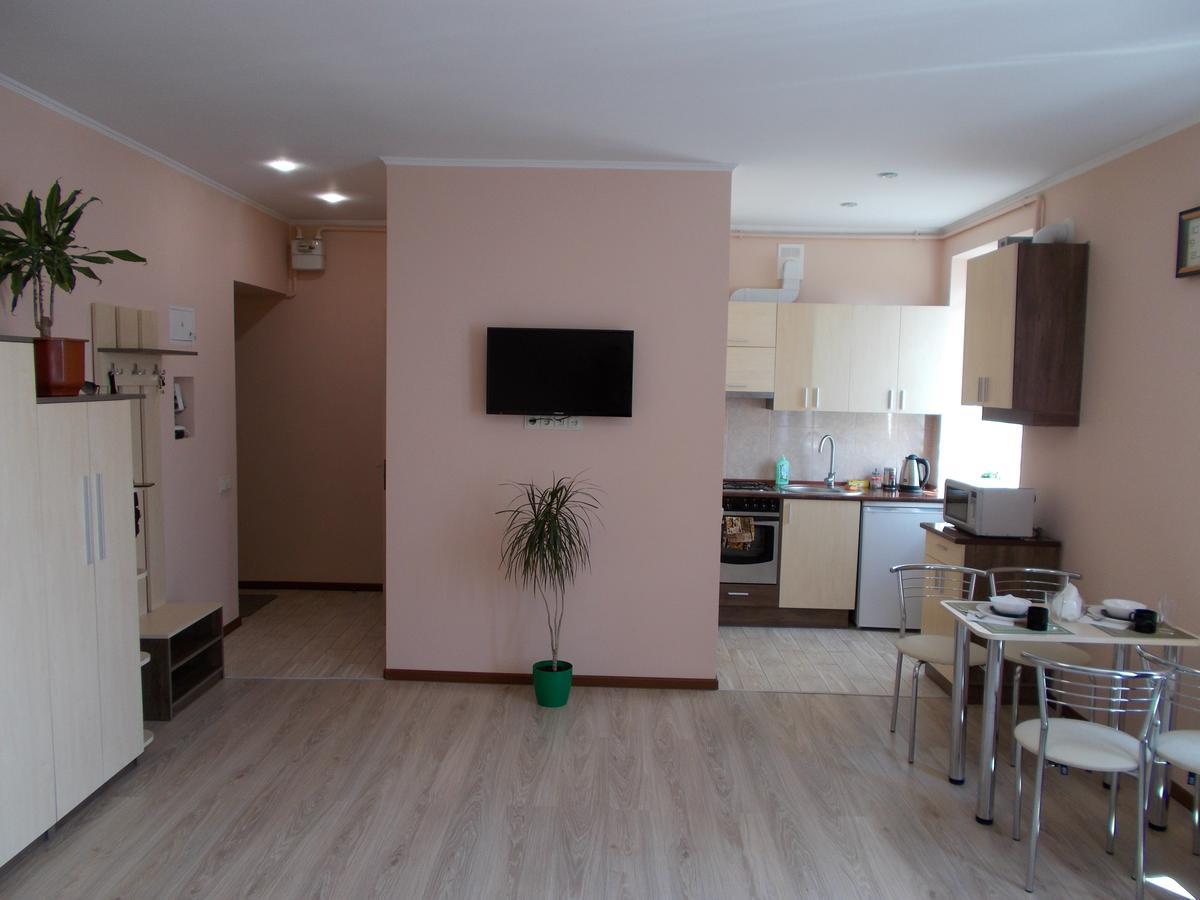 Apartment Near The Forum Mall Lviv Bagian luar foto